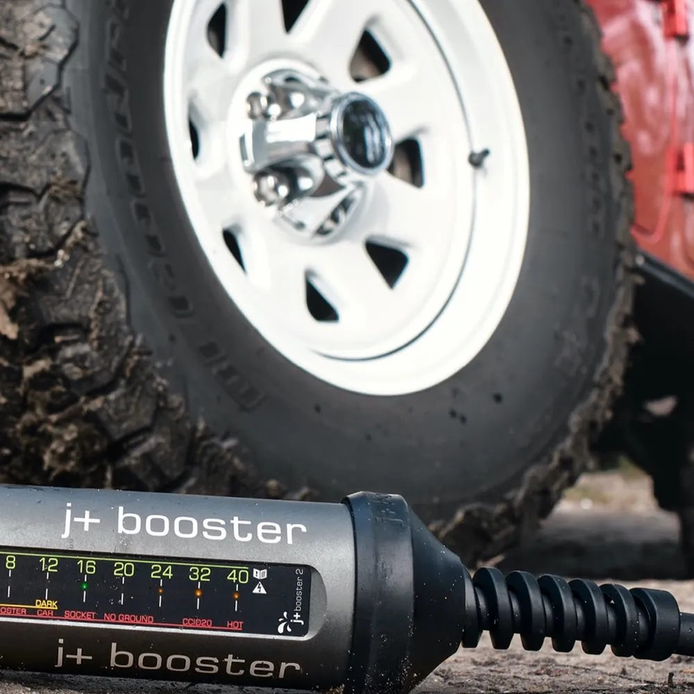 Cargador J+ Booster 2 resistiendo el aplastamiento de un vehículo