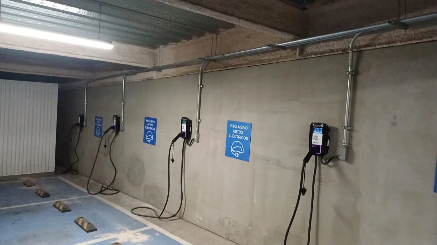 Estacionamiento con cinco cargadores para autos eléctricos instalados por EV-PHEV en CDMX