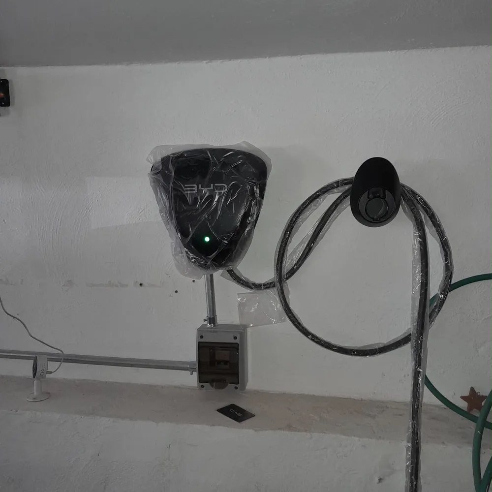 Cargador BYD instalado en casa con interruptor en caja hermética en CDMX