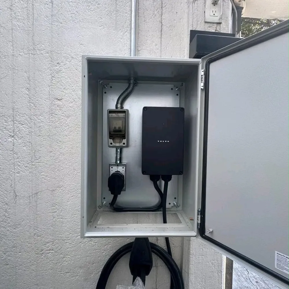 Cargador de auto eléctrico Volvo en gabinete metálico para exterior