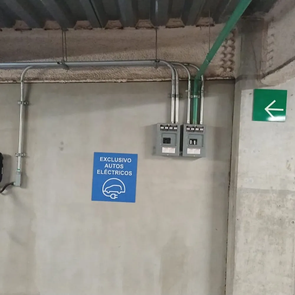 Tableros dedicados y canalización metálica para cargadores de autos eléctricos