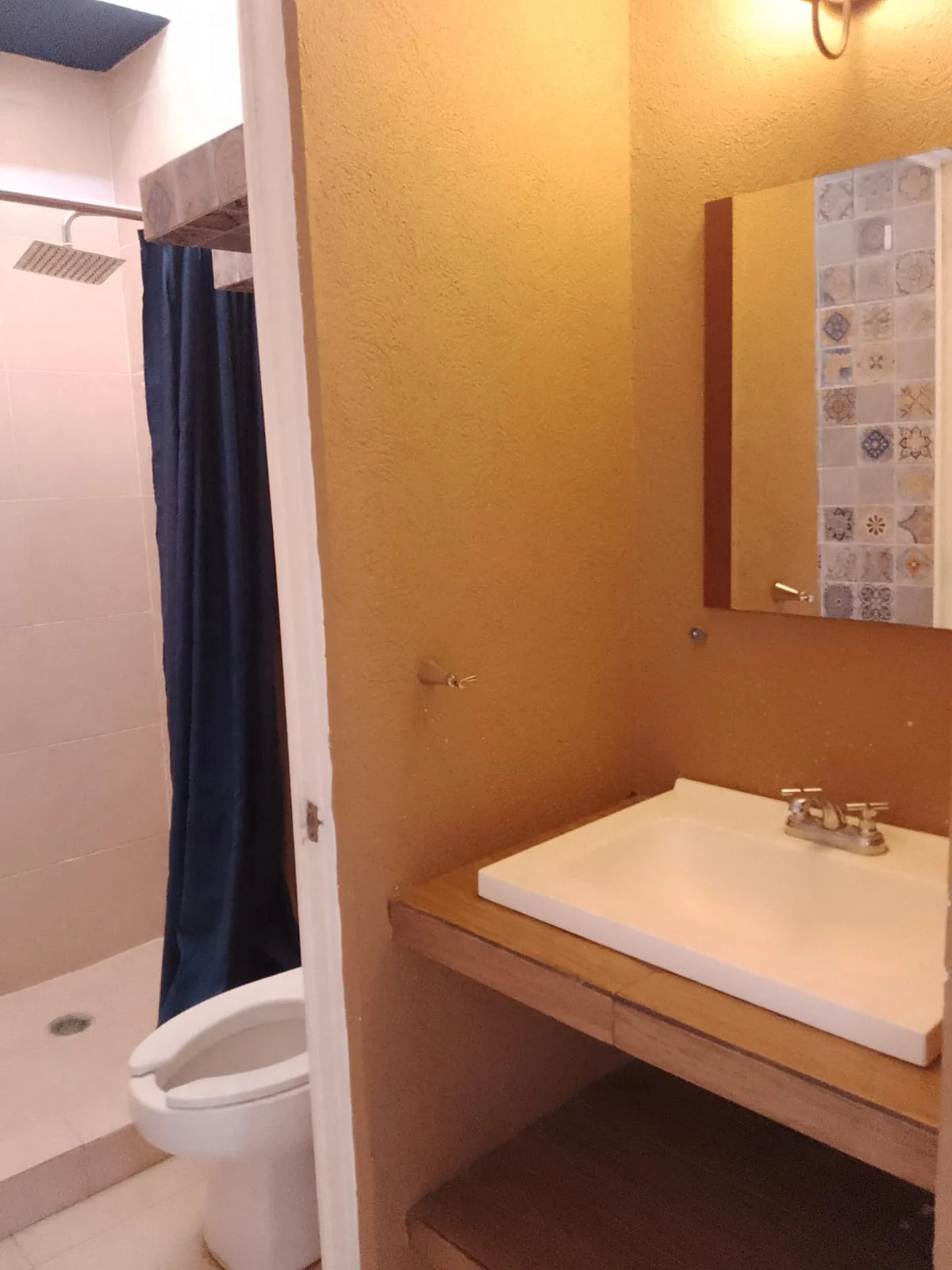 Baño completo con regadera y lavabo
