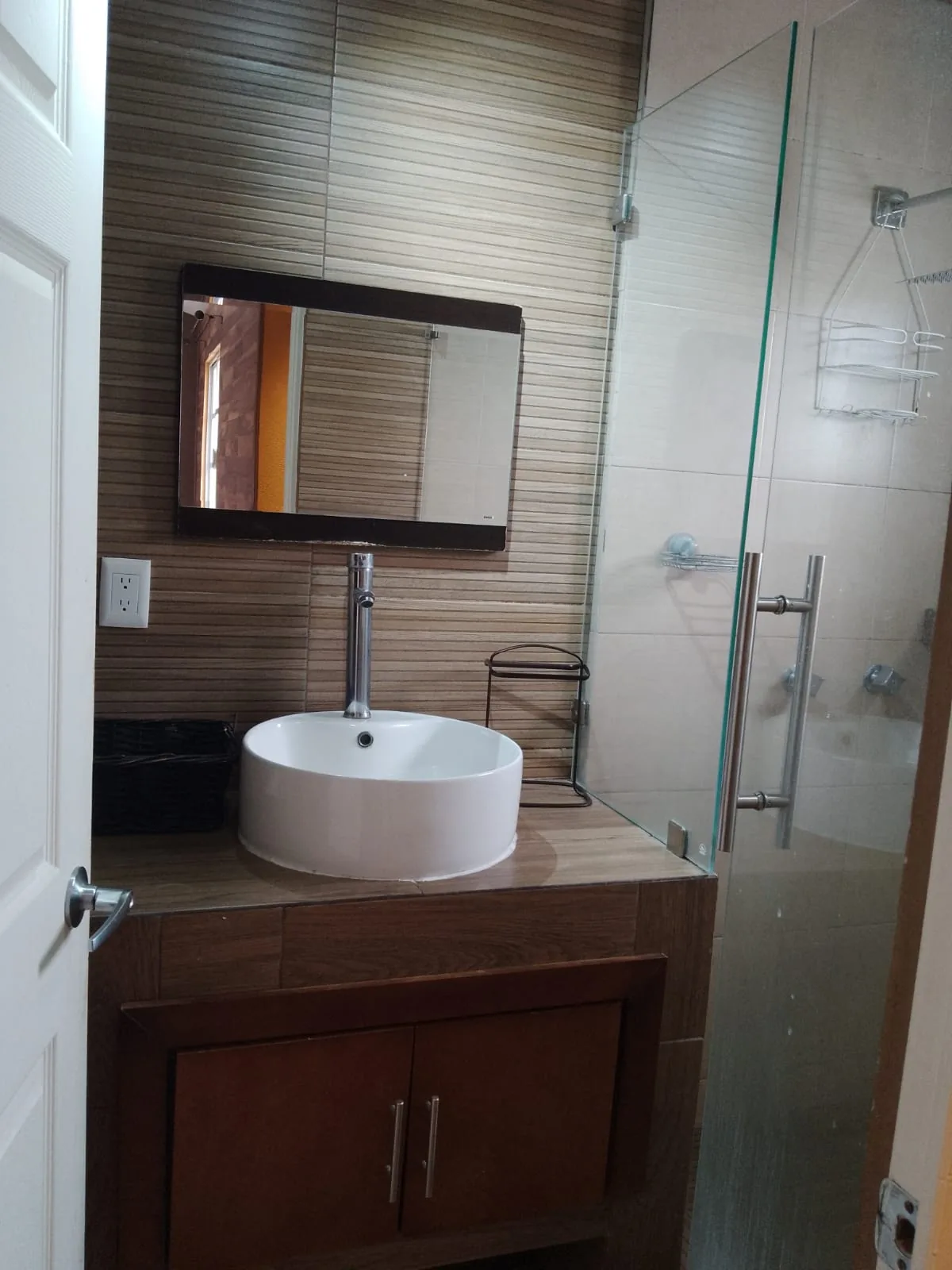 Baño principal con regadera de cristal templado