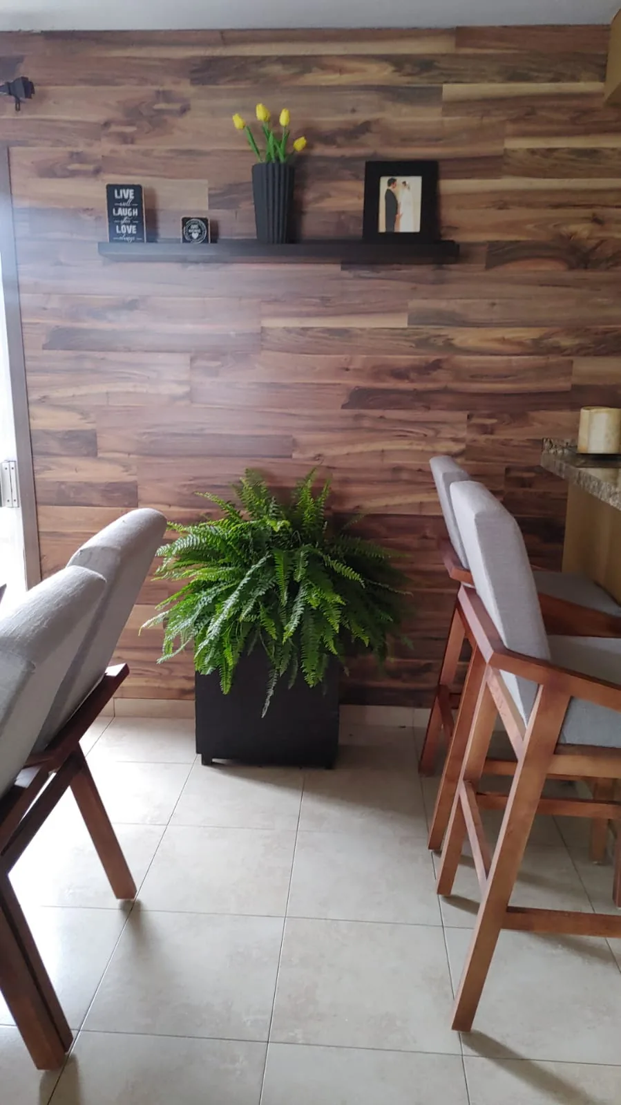 Comedor con muro de madera
