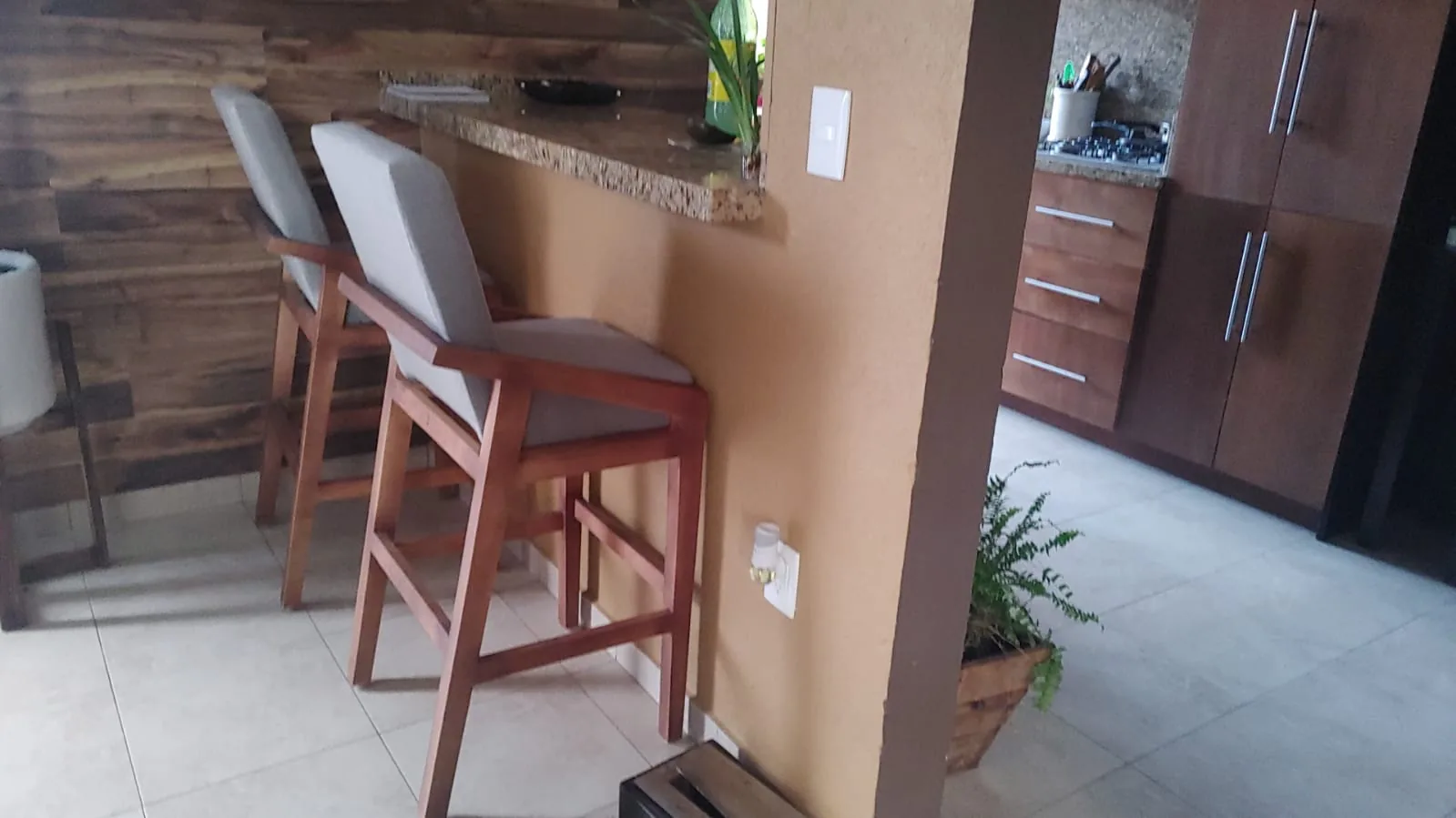 Desayunador sobre la barra de la cocina