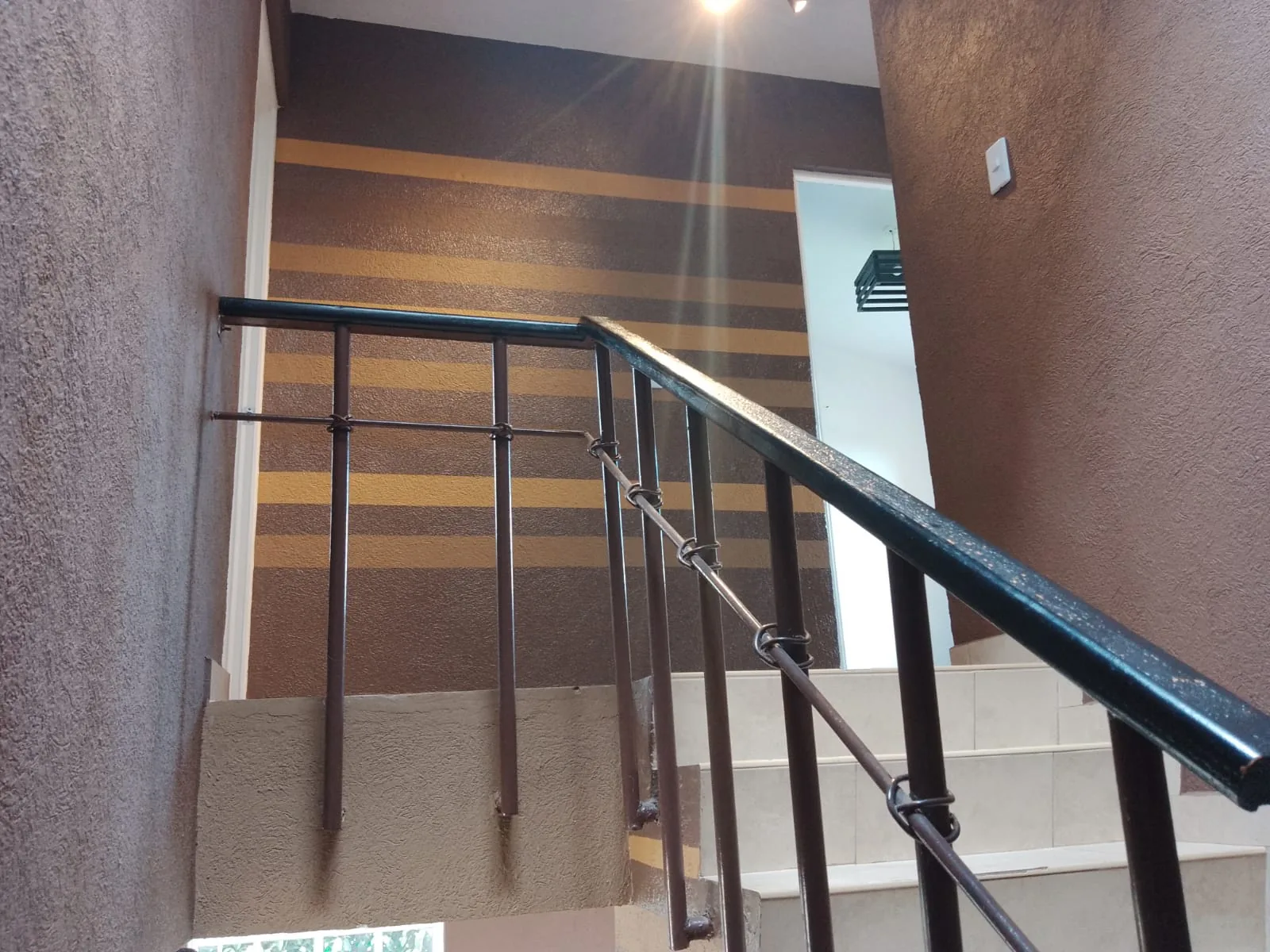 Escalera con barandal de herrería