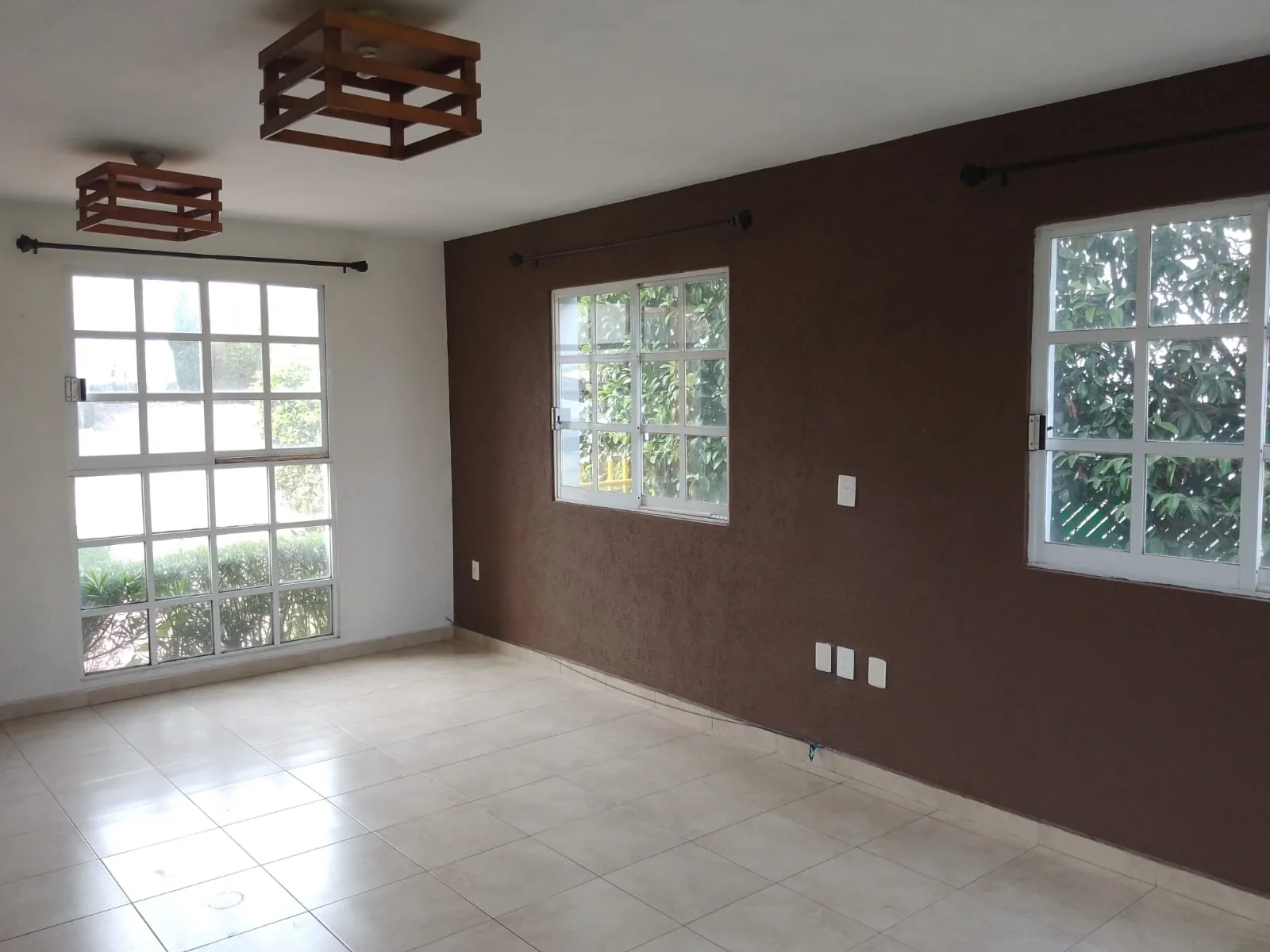 Estancia amplia con ventanales a los tres lados