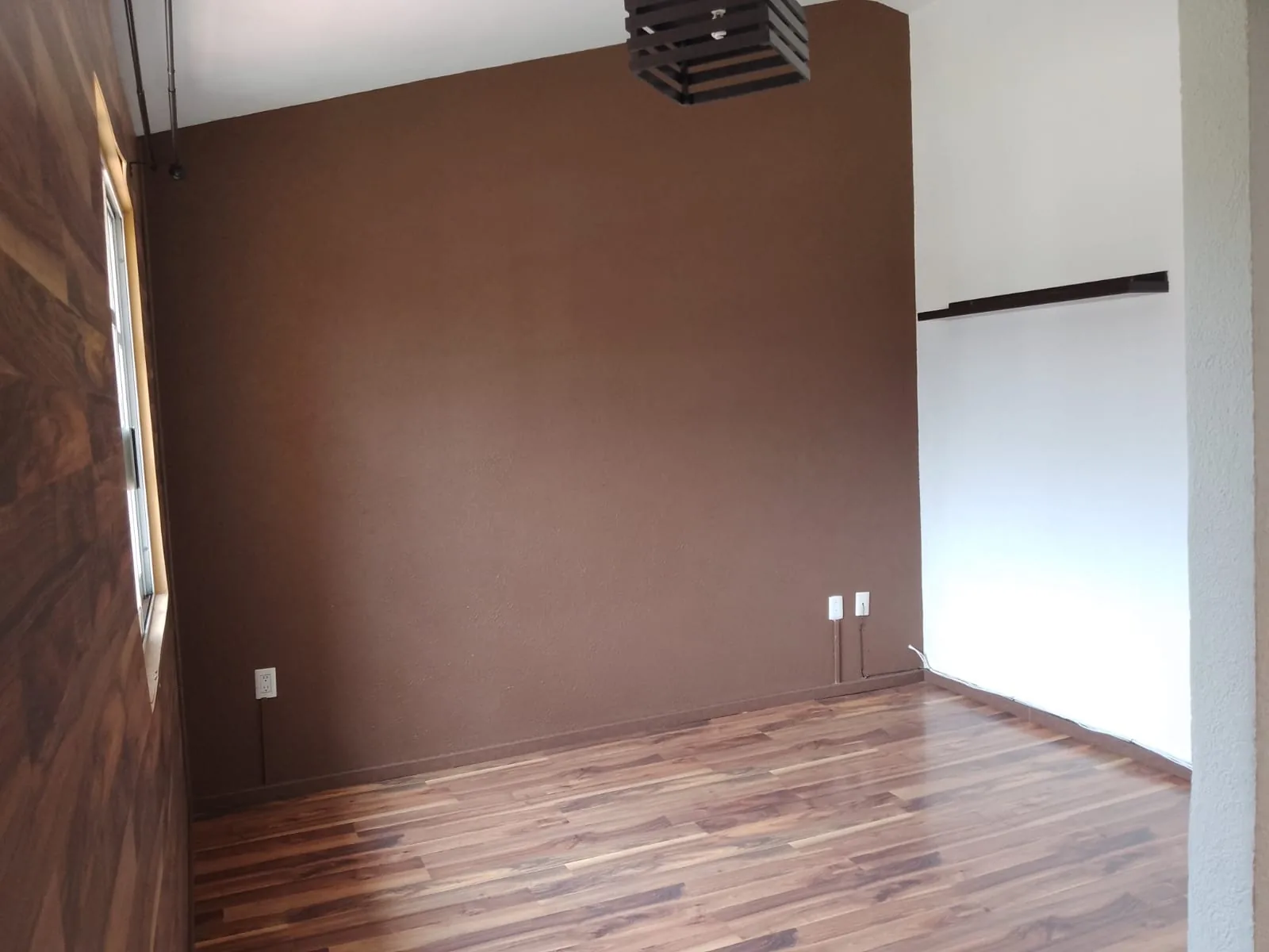 Recámara principal con piso de madera