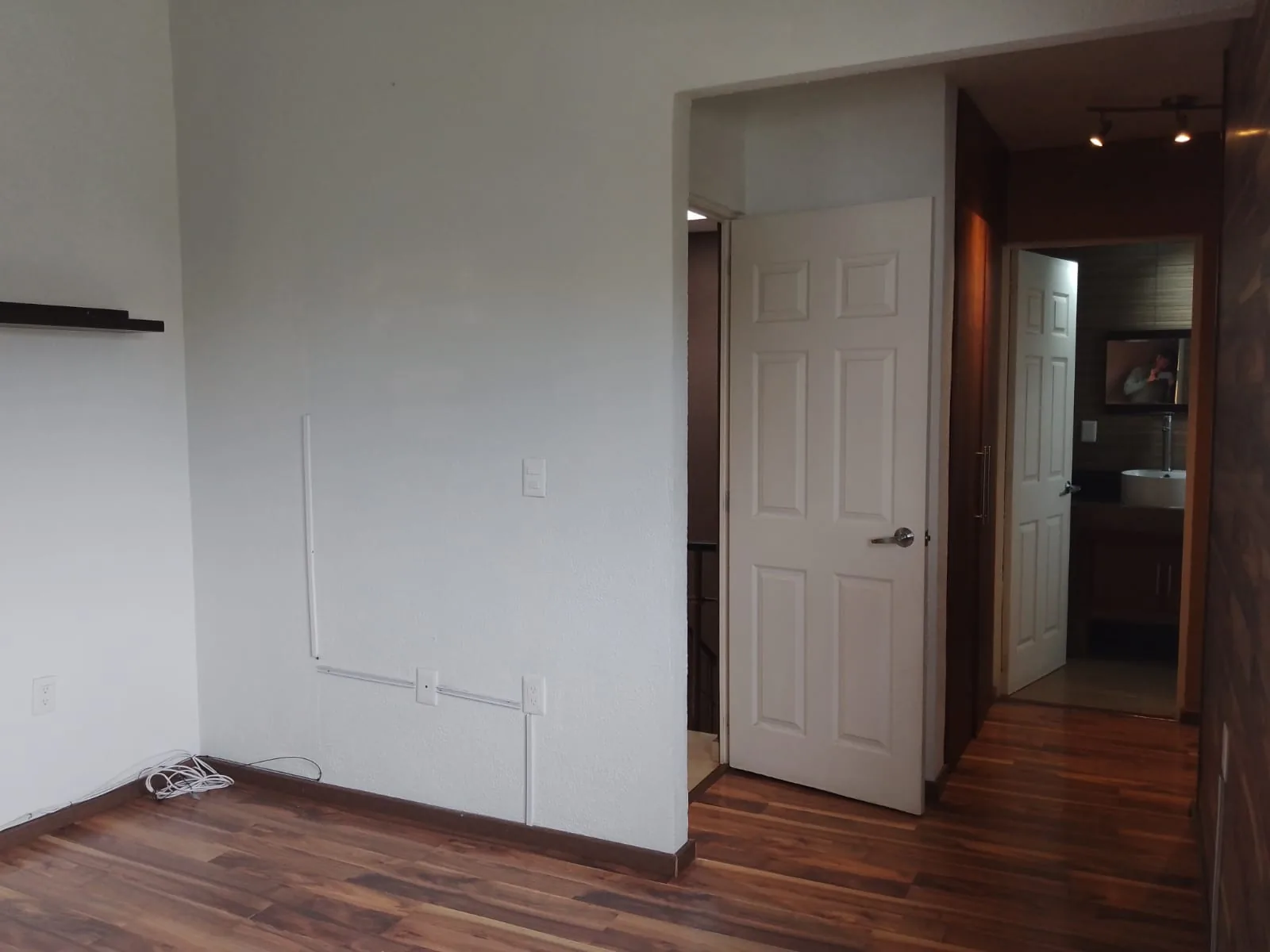 Recámara principal con acceso a vestidor y baño