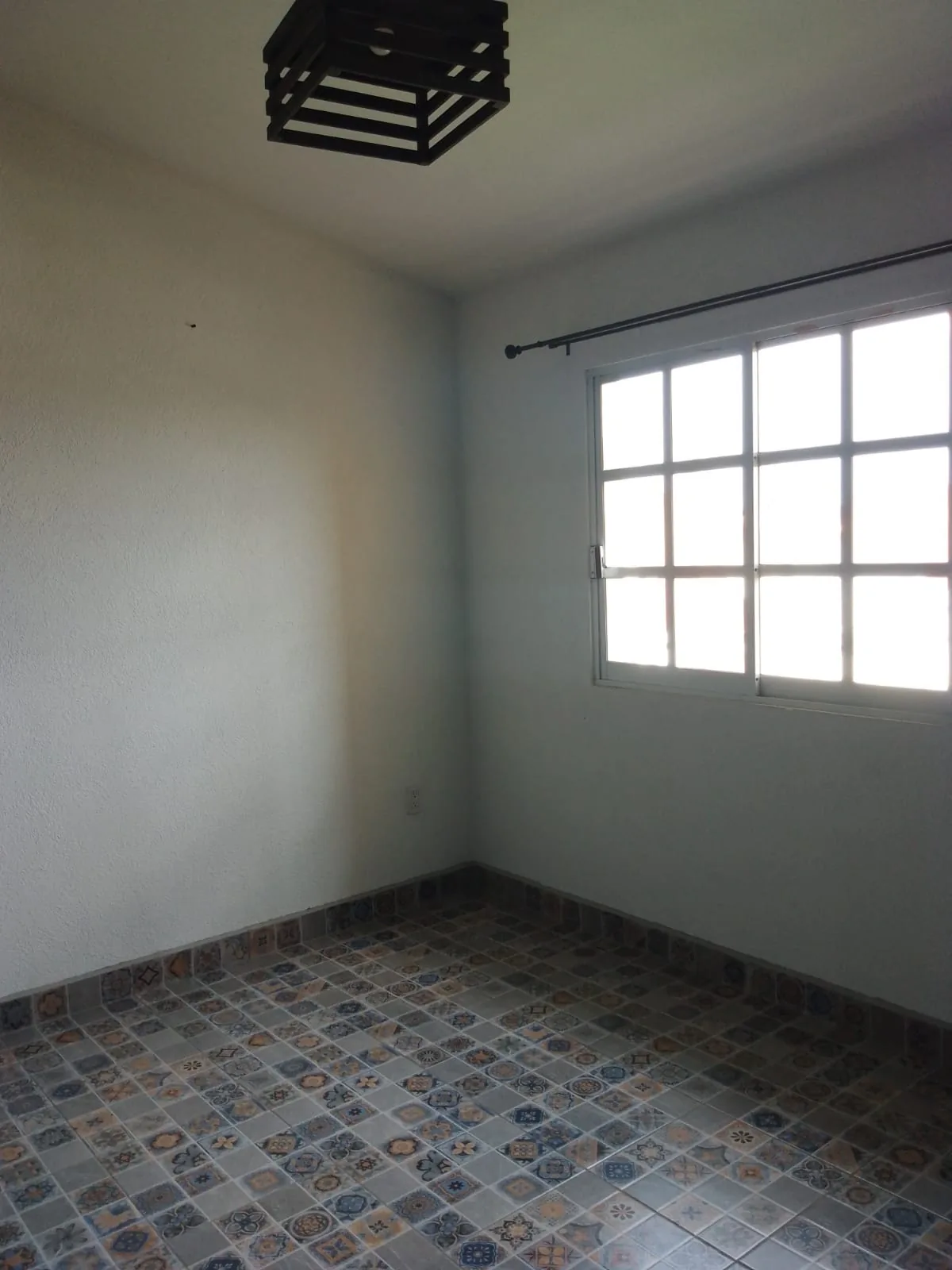 Recámara secundaria con piso de talavera
