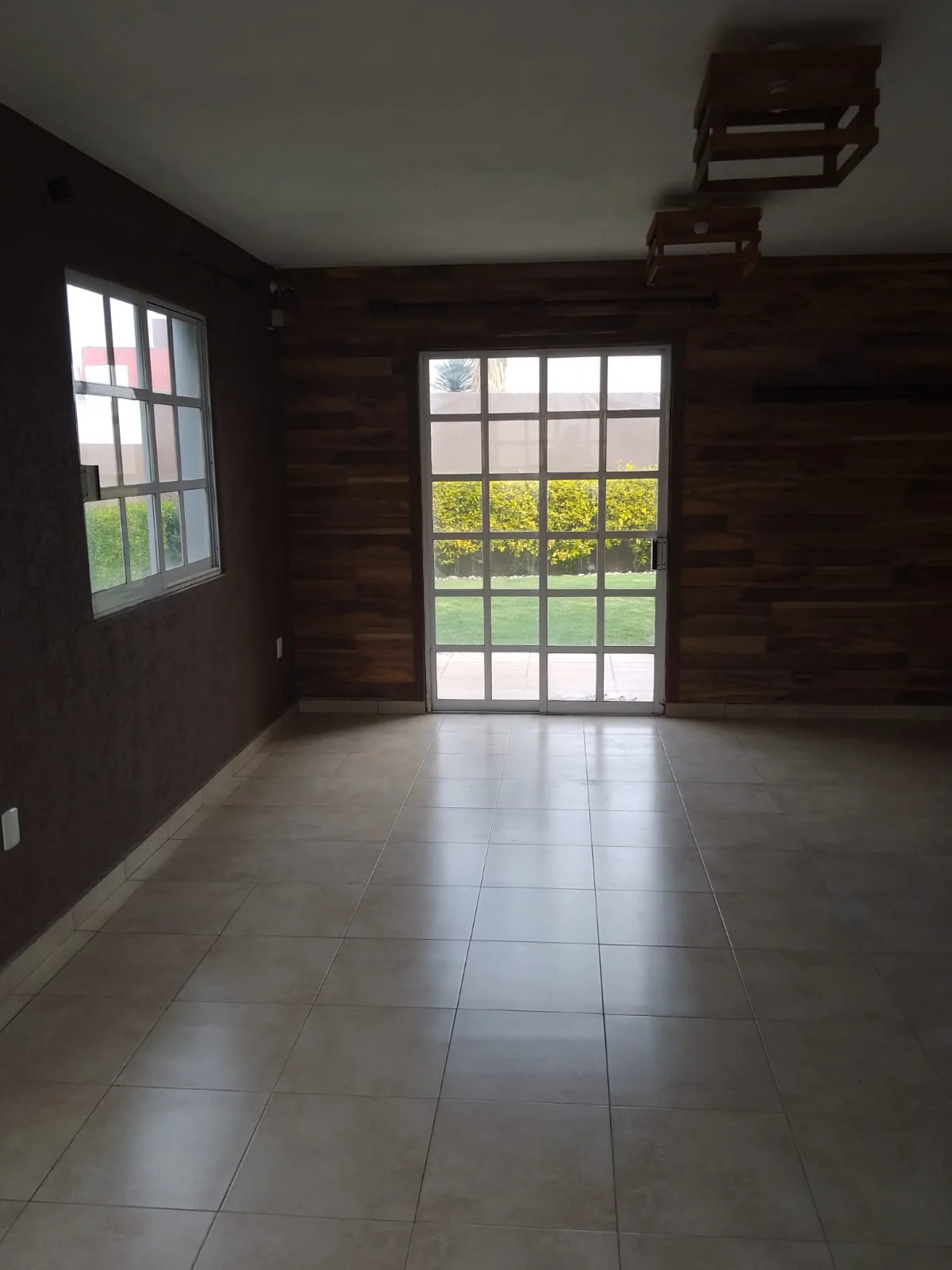 Sala y comedor con salida al jardín trasero