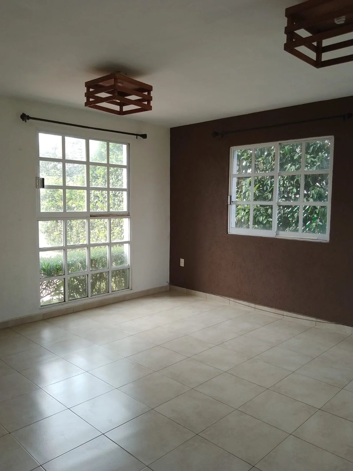 Sala y comedor de planta baja con doble ventanal