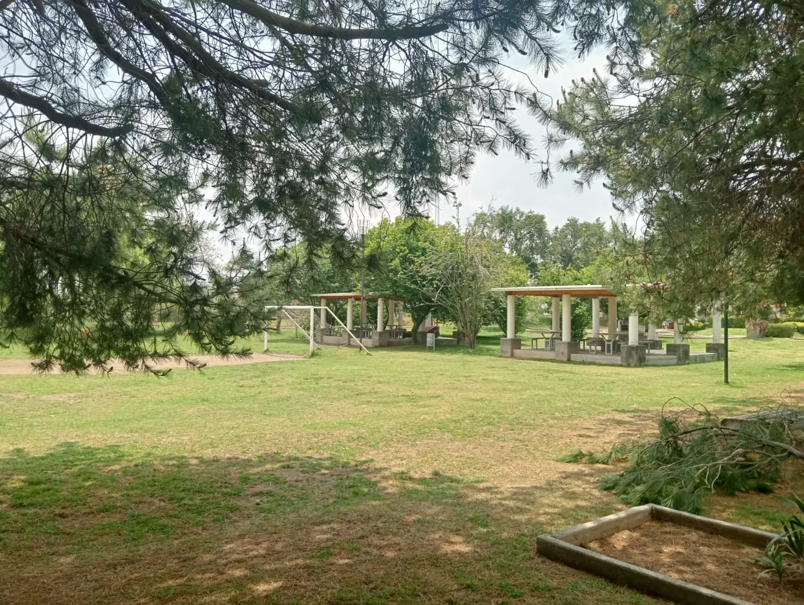 Área de asadores y cancha de fútbol