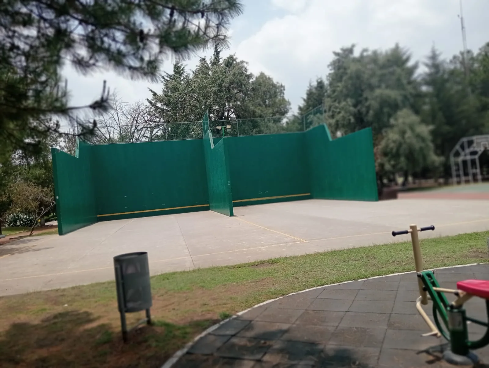 Cancha de frontenis y aparatos de ejercicio