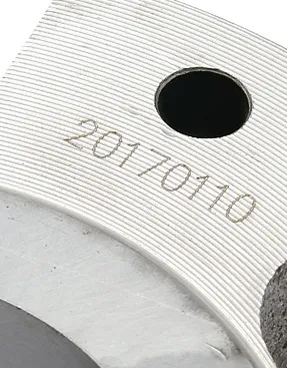 Fecha grabada con láser de fibra sobre pieza metálica