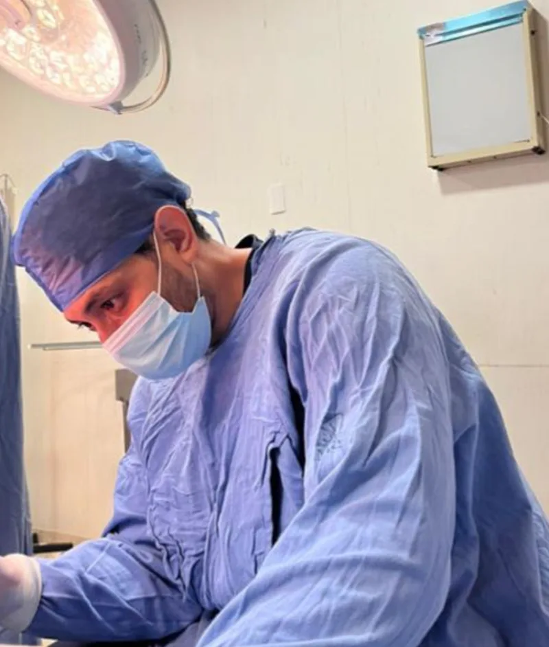 Dr. Juan José Castillo Moctezuma, cirujano plástico en Monterrey, en quirófano